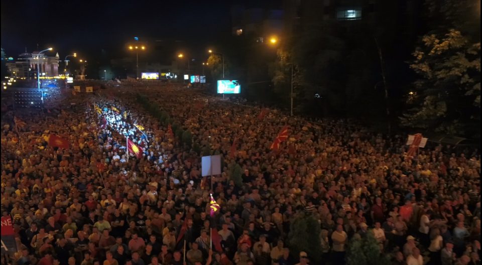 Ова е народ: Снимката со дрон покажува колку граѓани излегоа на вчерашниот протест (ВИДЕО)