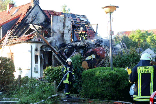 Силна експлозија остави само надворешни ѕидови на станбена зграда во Бремен, тројца загинати