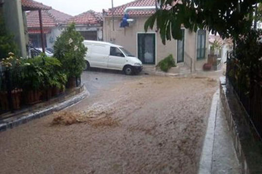 Дел од плажите и улиците во Грција под вода
