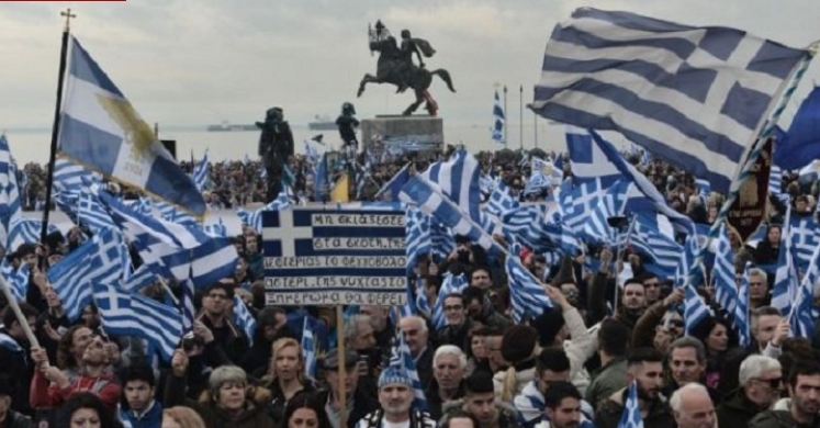 Грците на нозе: Протестираа во 24 градови против „грчкиот карактер на Македонија“ (ВИДЕО)