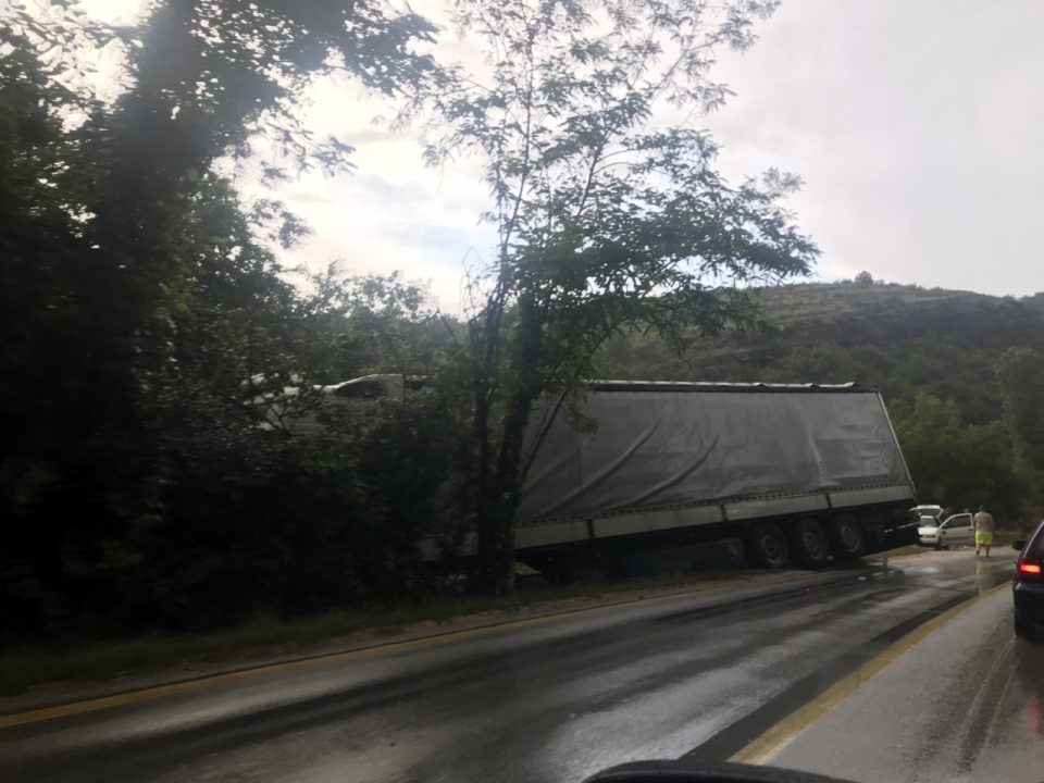 ФОТО: Тешка сообраќајка попладнево кај Плетвар – шлепер излетал од патот