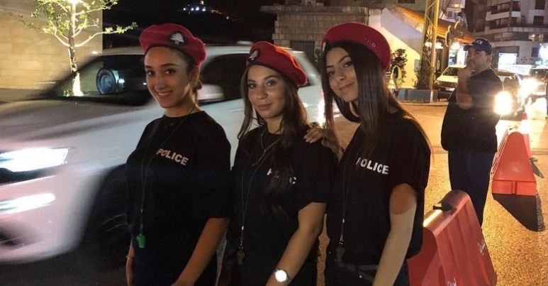 Со млади и згодни полицајки оваа земја ќе привлекува туристи: Кога ќе им ги видите униформите ќе посакате да ви пишат казна (ВИДЕО)