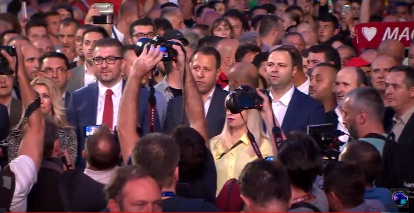 Мицкоски и раководството на ВМРО-ДПМНЕ пристигнаа пред Владата (ФОТО+ВИДЕО)