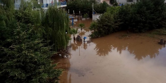 Македонец објави снимка од Неа Врасна: Невремето направи езеро од ова туристички место (ВИДЕО)