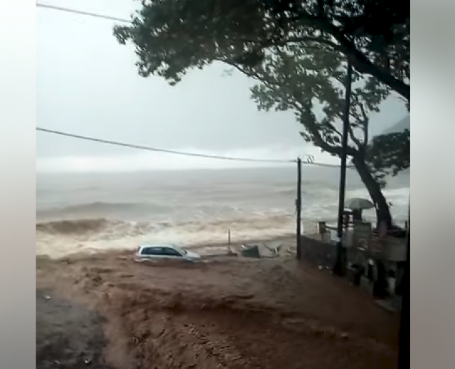 ВИДЕО: Невреме во Грција, поплавени плажи и улици