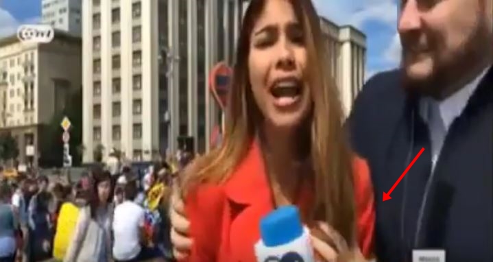 Другата страна на мундијалот: Атрактивна колумбиска новинарка доживеа сексуален напад додека вршеше пренос во живо (ВИДЕО)