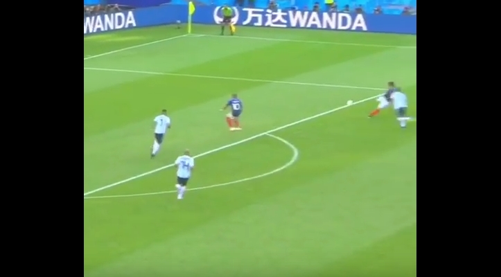 Уште една бомба на мечот Франција- Аргентина: Погледнете го брилијантниот гол на францускиот дефанзивец (ВИДЕО)