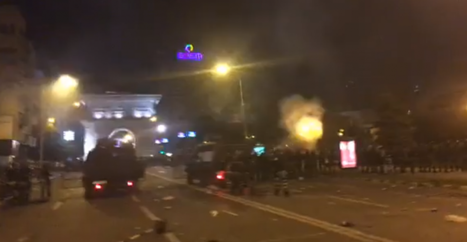 ФОТО: Со солзавец и димни бомби полицијата го расчистува протестот пред Собранието против промена на името