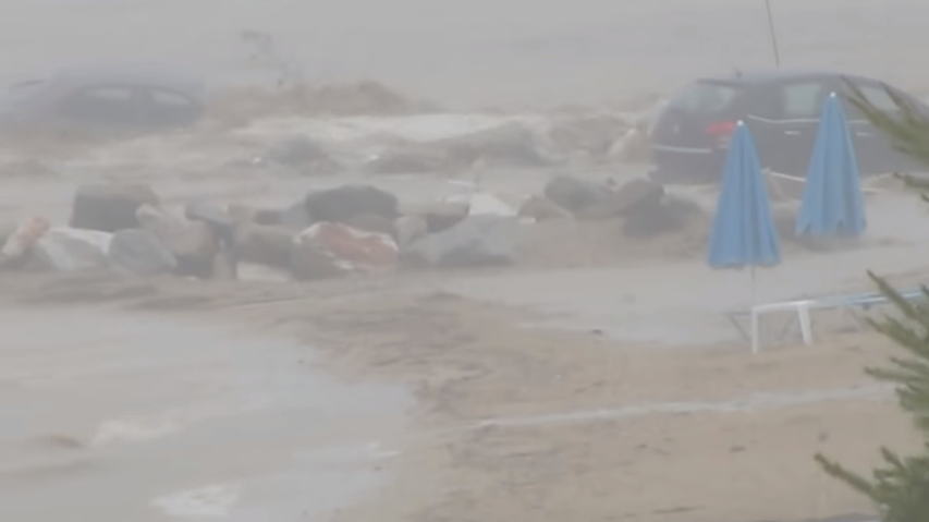 Надојдената вода од невремето во Грција одвлече возила кон морето (Видео)