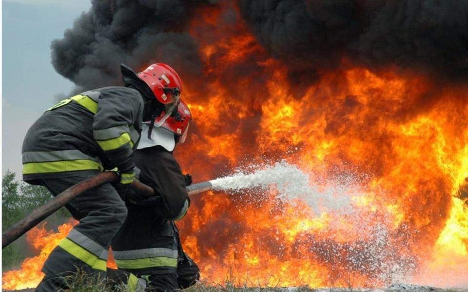 Со мотика нападнат пожарникар додека гаснел пожар