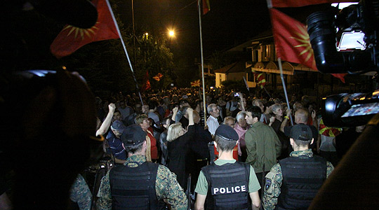 Протести против промена на името пред Собранието, протестирачите му дадоа поддршка на Иванов
