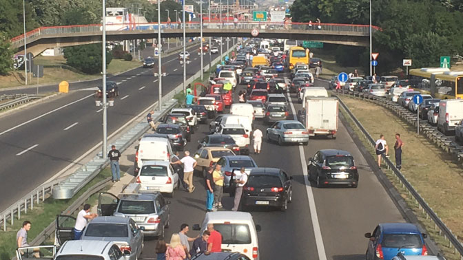 Протести во Србија поради цени на горивата, блокирани Белград, Нови Сад, Ниш, Крагуевац, Ибарска магистрала