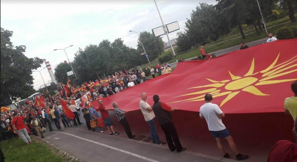 Граѓаните тргнаа кон Владата на протестот против власта предводена од премиерот Заев (ФОТО ГАЛЕРИЈА)