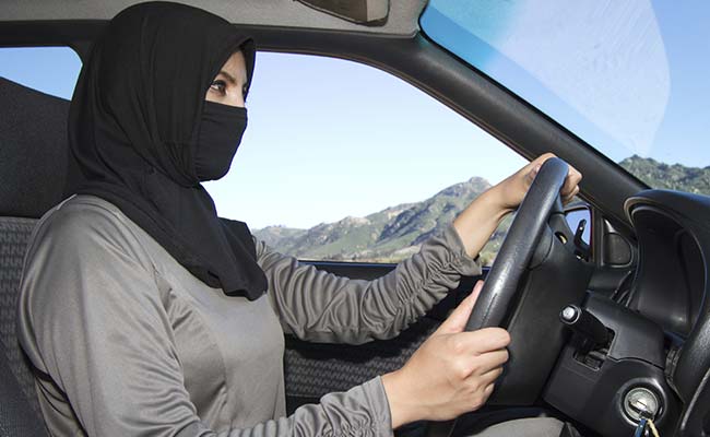 Издадени првите возачки дозволи за жени во Саудиска Арабија