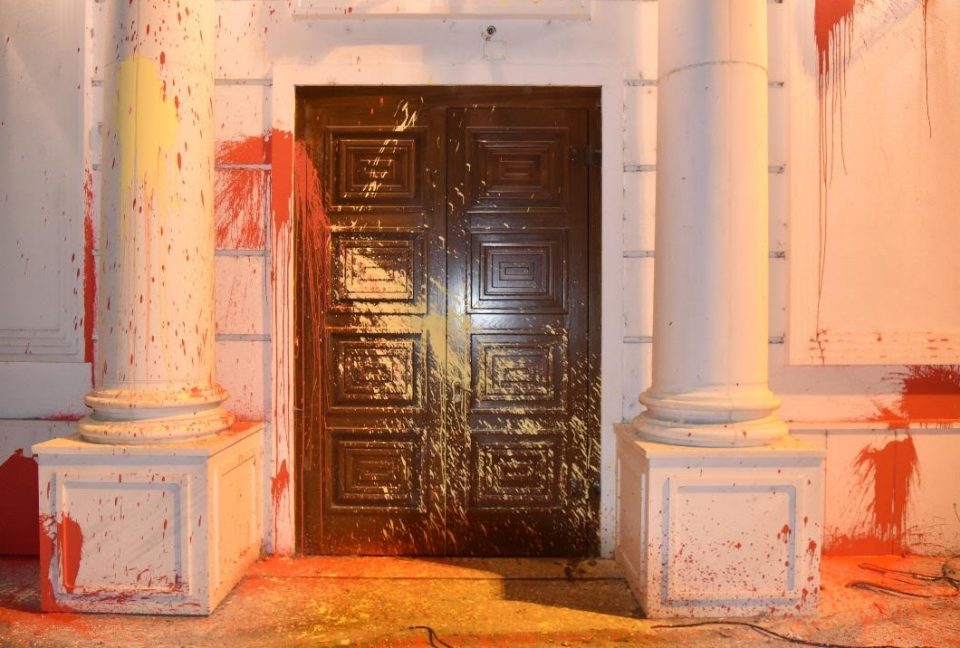 Дали нападот на штабот на ВМРО-ДПМНЕ е обид на власта за дефокусирање од договорот за името кој ги склучи Заев?