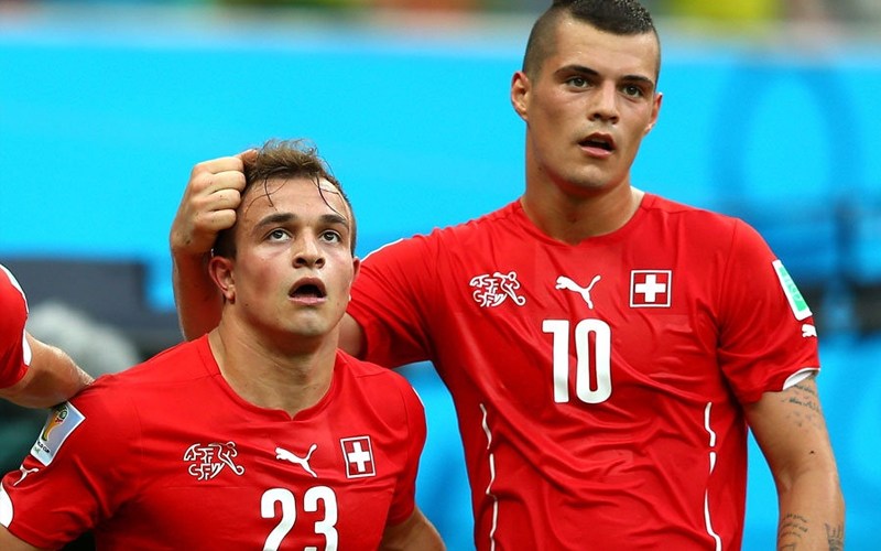 ГОЛЕМ СКАНДАЛ: Швајцарецот Џака славеше гестикулирајќи двоглав орел, Шакири играше со копачки со косовско знаме (ФОТО)