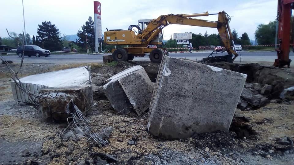 Осквернавен уште еден споменик: Општина Струга сруши спомен чешма на НОБ (ФОТО)
