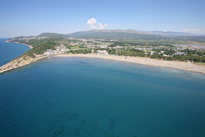 И тие сакаат на море: Крави ја окупираа Големата плажа во Улцин (ФОТО)