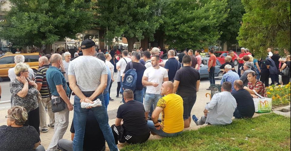 Велешани тргнаа кон Скопје на протест да го искажат своето незадоволство од владеењето на СДСМ  (Фото)