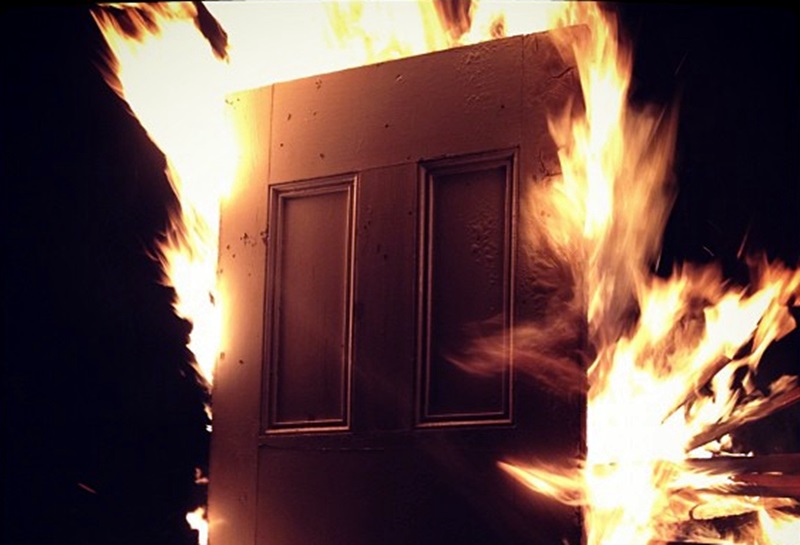 На кумановец синоќа му ја запалиле влезната врата од куќата
