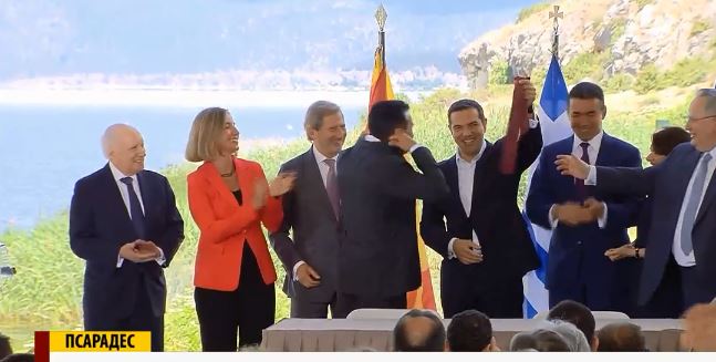 ФОТО: Освен името, Ципрас ја зеде и вратоврската на Заев за трофеј
