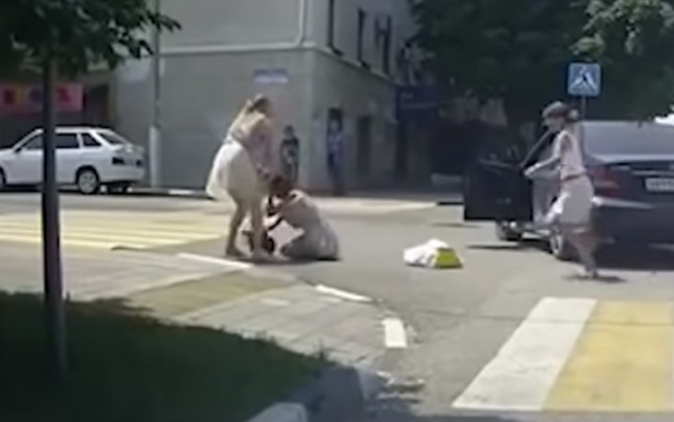 ВИДЕО: Жени се степаа на улица, кога се приклучија и други, останаа без коса