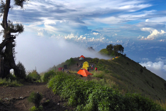 Над 500 планинари заглавени на вулкан во Индонезија