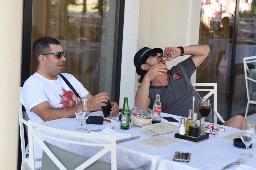 Аца Лукас ужива во Будва: Малку лоза, малку Кока кола… (ФОТО)
