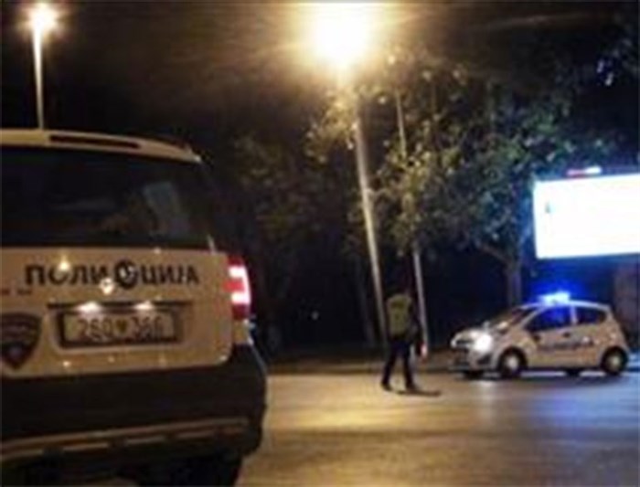 Нападнале полицаец среде Скопје и се дале во бегство