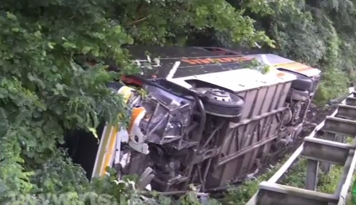 Тешка сообраќајка во Грделичка клисура: Се судрија автобус и 2 автомобили- повредени 21 лице