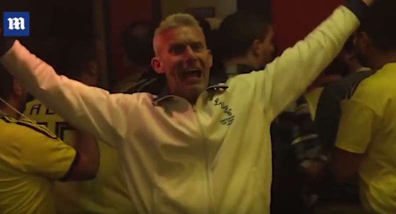 ХИТ НА ИНТЕРНЕТ: Англичанец ја прослави победата сам во бар полн Колумбијци (ВИДЕО)