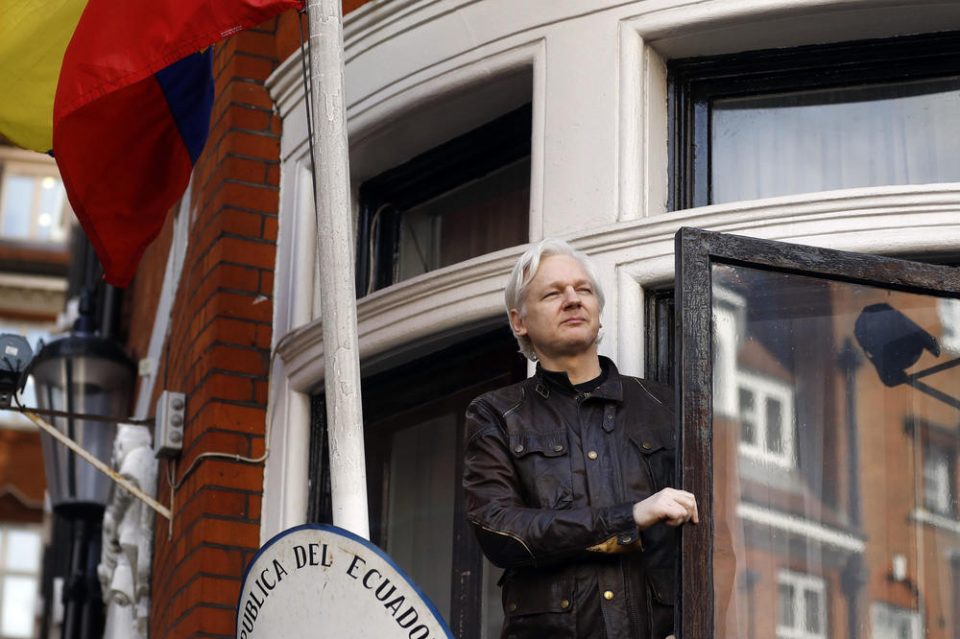 Крај за Асанж, го изрекуваат на Британија? Мебелот исфрлен од амбасадата- основачот на Викиликс останува без заштита од Еквадор (ВИДЕО)
