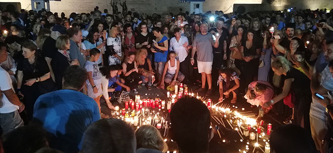 МОЛК ВО АТИНА: Со свеќи формирано срце и датумот на катастрофалните пожари во кои загинаа 91 лице (ФОТО)