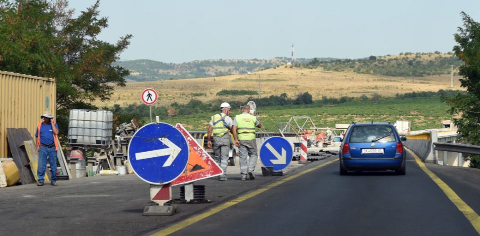 Во прекин сообраќајот на патот Виница-Делчево поради градежни работи