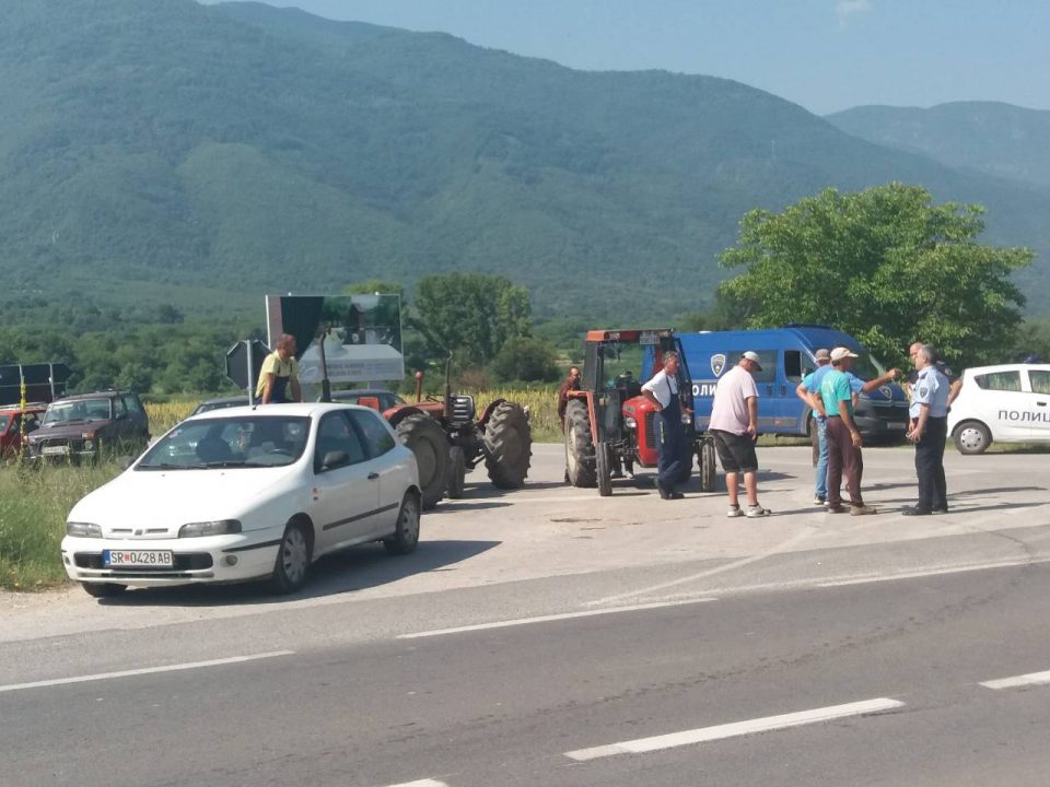 Револтирани земјоделци го блокираа струмичкиот регионален пат, незадволни се од откупот на бостан (Фото)