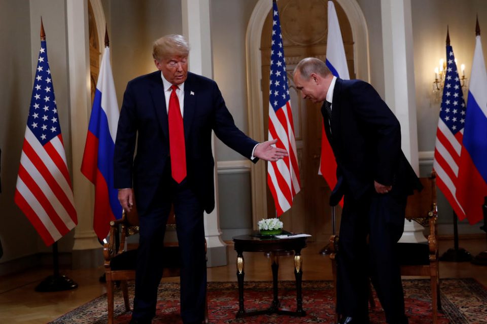 Целиот свет се прашува што значеше ова: После ракувањето со Путин, Трамп направи нешто неочекувано (ВИДЕО)