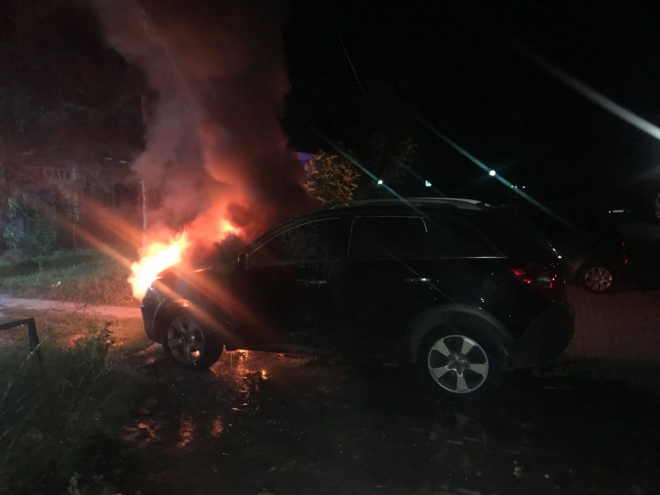 ВИДЕО: Запален џипот на познат скопски стилист, се обиделе да му го запалат и салонот