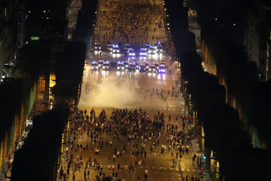 Хаос во Франција, прославата премина во хулиганство: 500 лица уапсени , опожарени 900 автомобили