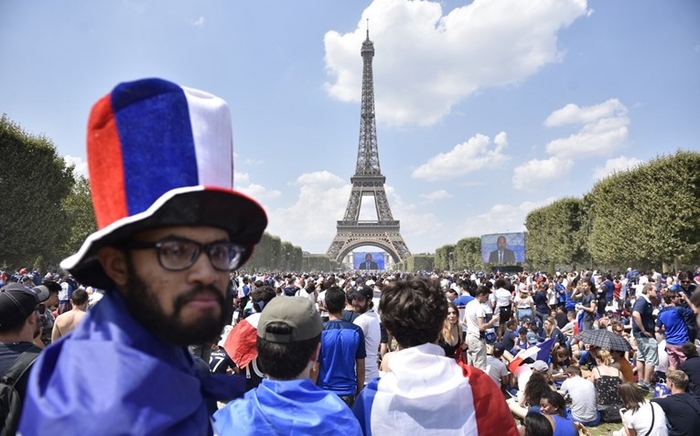 ВО ЖИВО: Французите во транс, 100.000 фанови се сплотија под Ајфеловата кула (ВИДЕО)