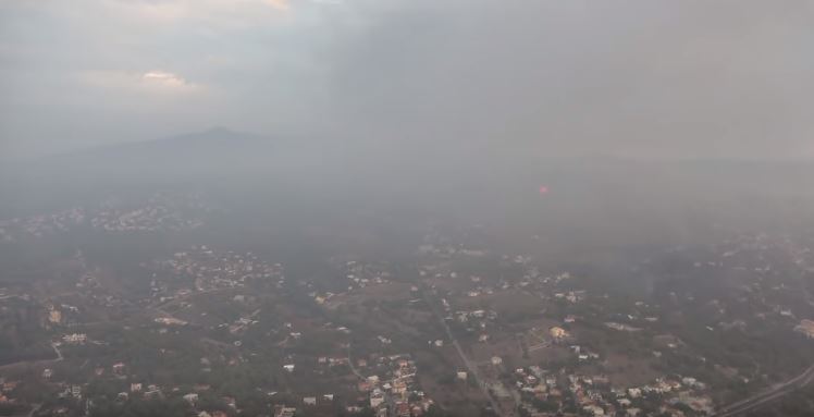 Снимка од хеликоптер од пожарите во Грција (ВИДЕО)