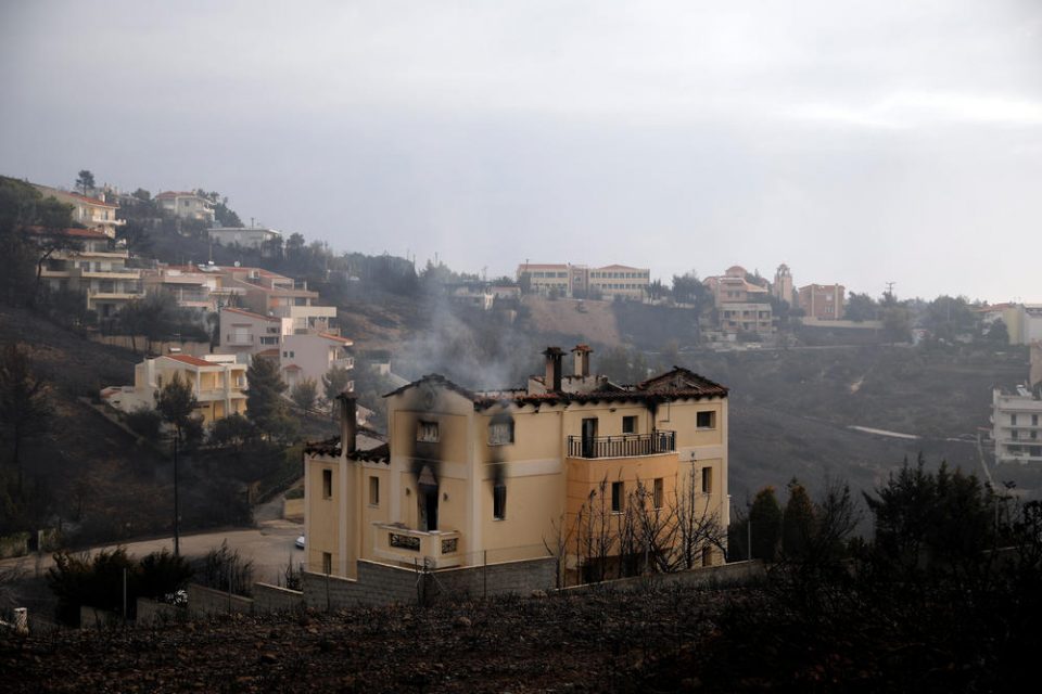 Прегрнати заминале во смрт: Во вила близу Атина пронајдени 26 изгорени тела, има сомнежи дека страдало цело семејство (ВИДЕО)