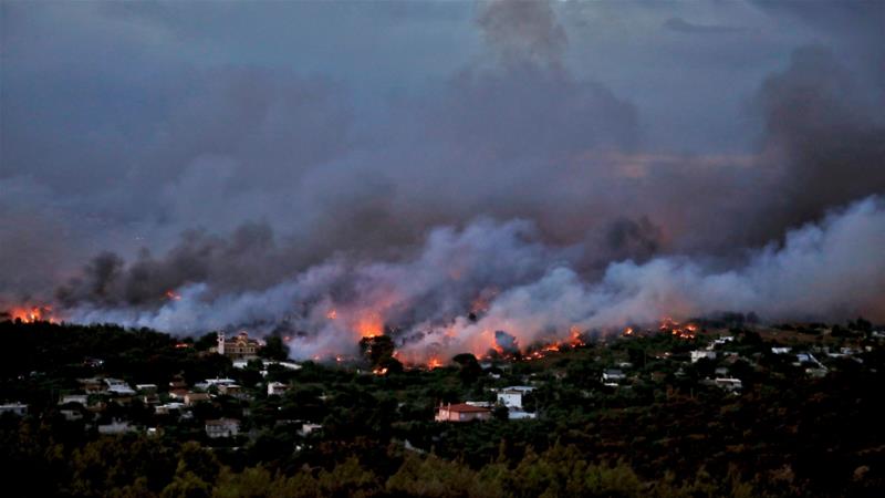 Ужас во Грција: Најмалку 20 загинати и над 100 повредени во пожари (ФОТО)