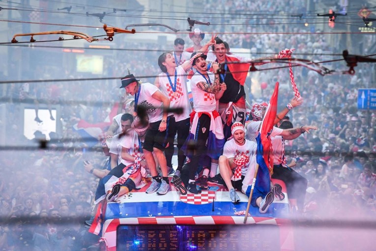 НЕВИДЕНИ СЦЕНИ: Неверојатна еуфорија во Загреб- фудбалерите пречекани како светски прваци од пола милион Хрвати (ФОТО ГАЛЕРИЈА)