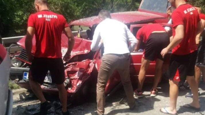 ФОТО: Автобусот на Јединство се судри со автомобил, македонскиот голман Петровски јуначки спаси живот на еден од патниците!