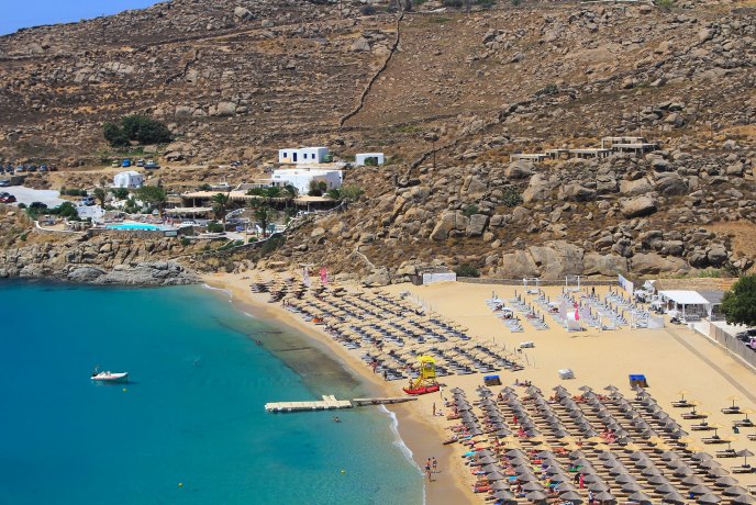 ФОТО: Крави ги изненадија туристите на една од најскапите грчки плажи