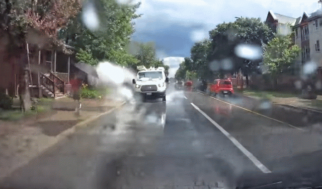 ВИДЕО: Возач на комбе намерно оди преку вирови и ги прска пешаците