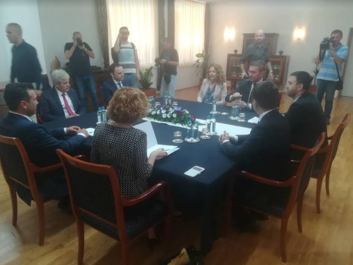 ФОТО: Политичките лидери пристигнаа во Клубот на пратениците, средбата започна