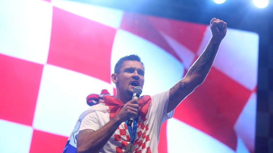 Ловрен ги воодушеви сите на пречекот во својот Карловац: Хрватскиот репрезентативец прати моќна порака до политичкиот врв