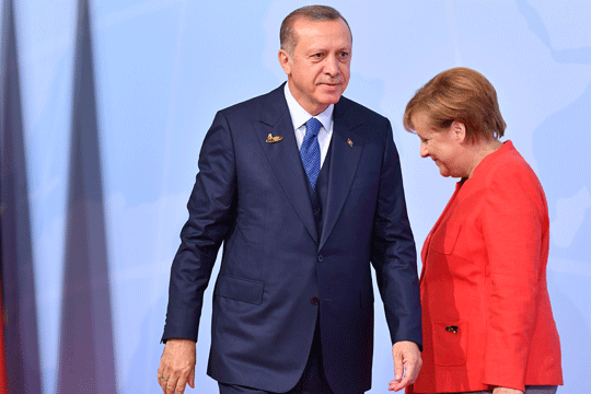 Средба Меркел-Ердоган на маргините на Самитот на НАТО