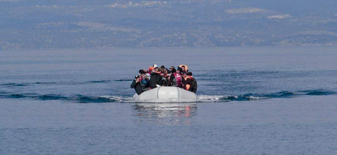 Исчезна 15-годишно девојче: Се преврте чамец со бегалци кај Лезбос